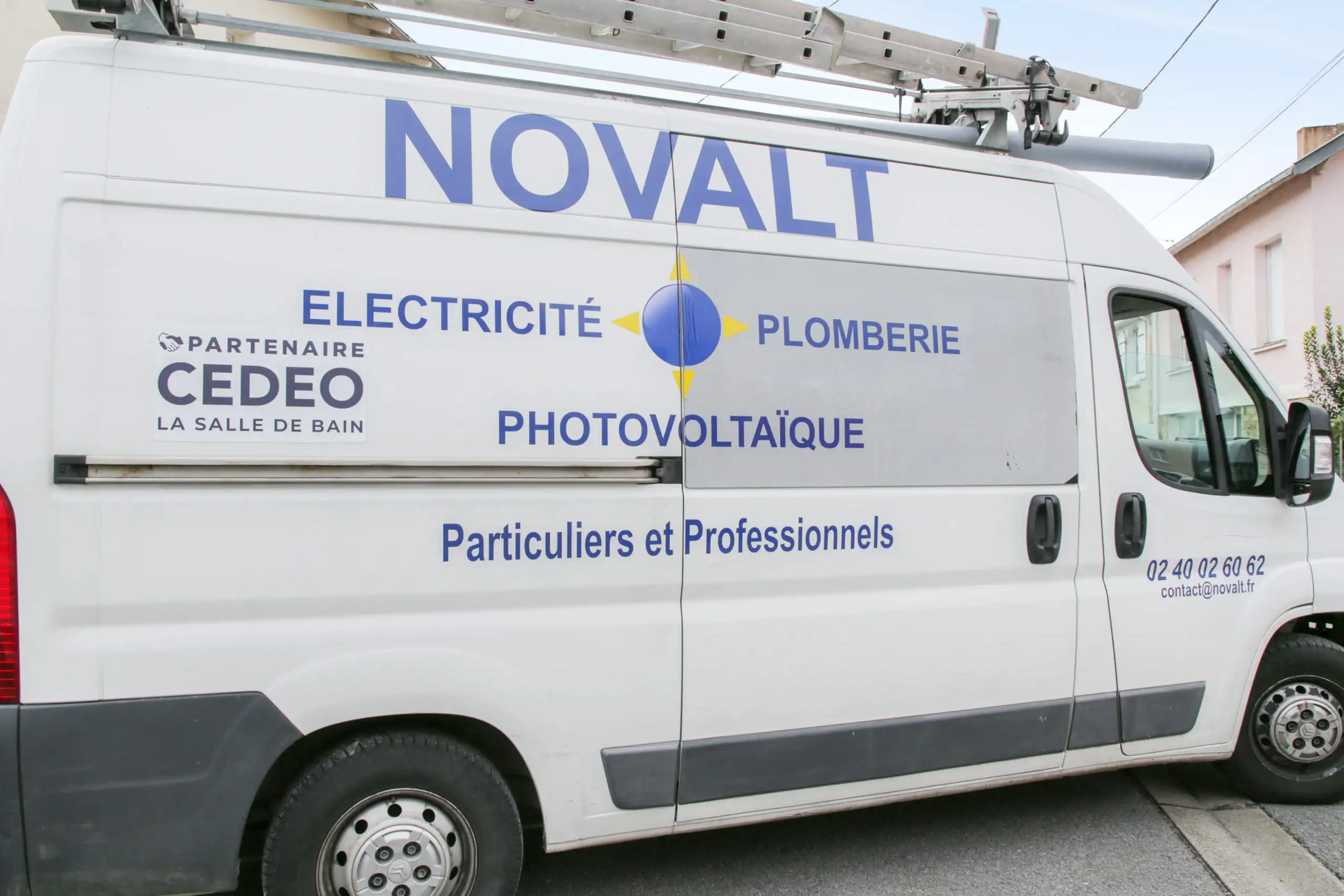 Camion de l'entreprise NOVALT Energies prêt à partir pour des travaux