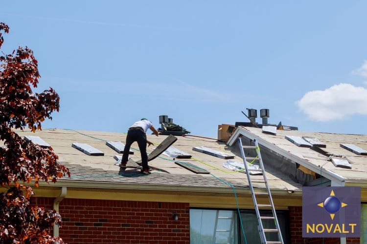 Un artisan couvreur de Novalt qui s'occupe de la rénovation d'un toit en ardoise pour une maison à Pornic