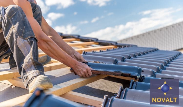 Un ouvrier de chez Novalt s'occupant de la fabrication d'un toit avec des tuiles en céramique